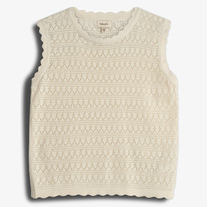 Sleeveless, white knitted top with scalloped edges, featuring a diamond-shaped pattern. Labeled "PULL&BEAR," it lies flat against a white background.
