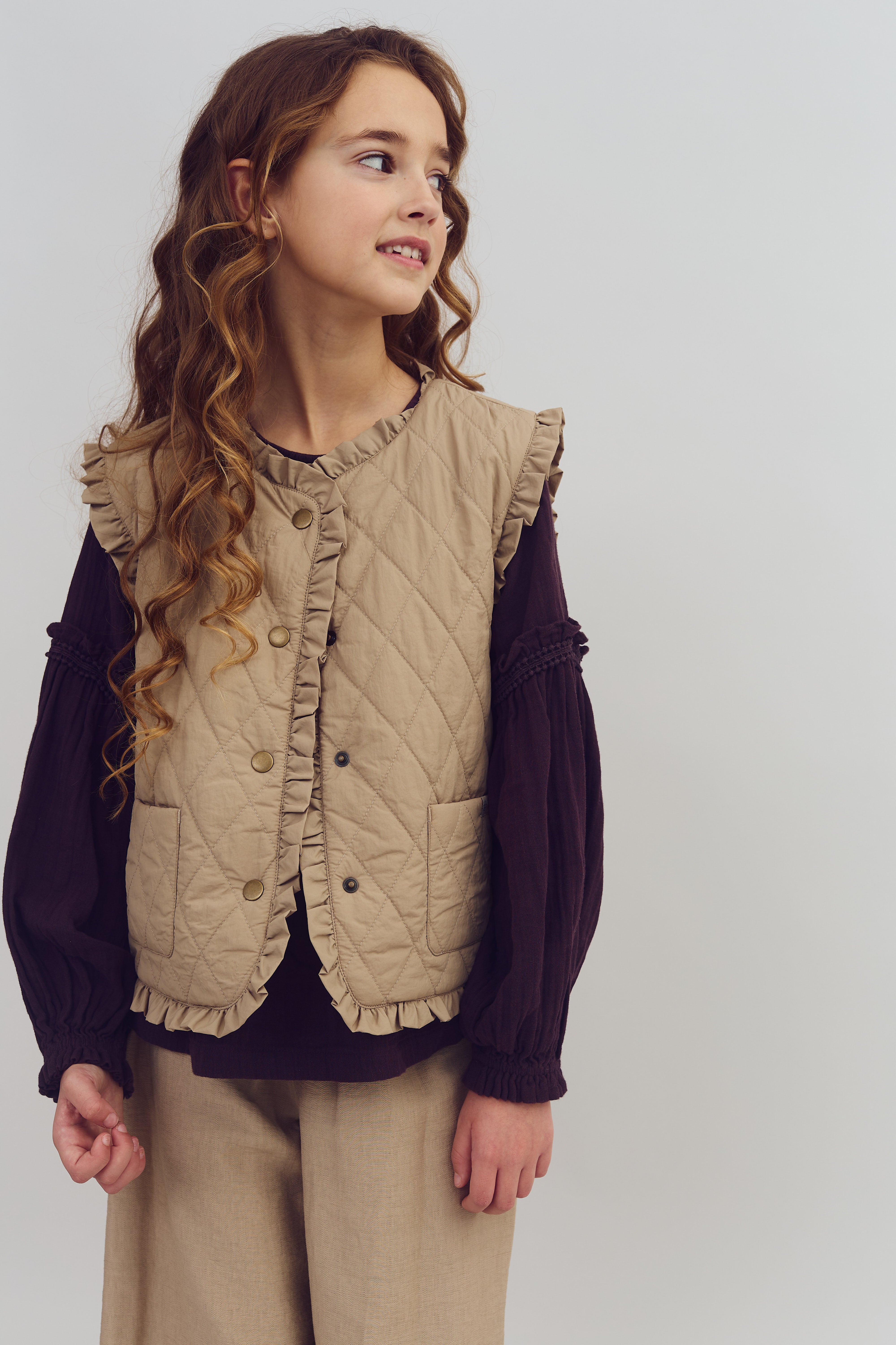 Quilted Gilet w. Frills - Tween - Dark beige