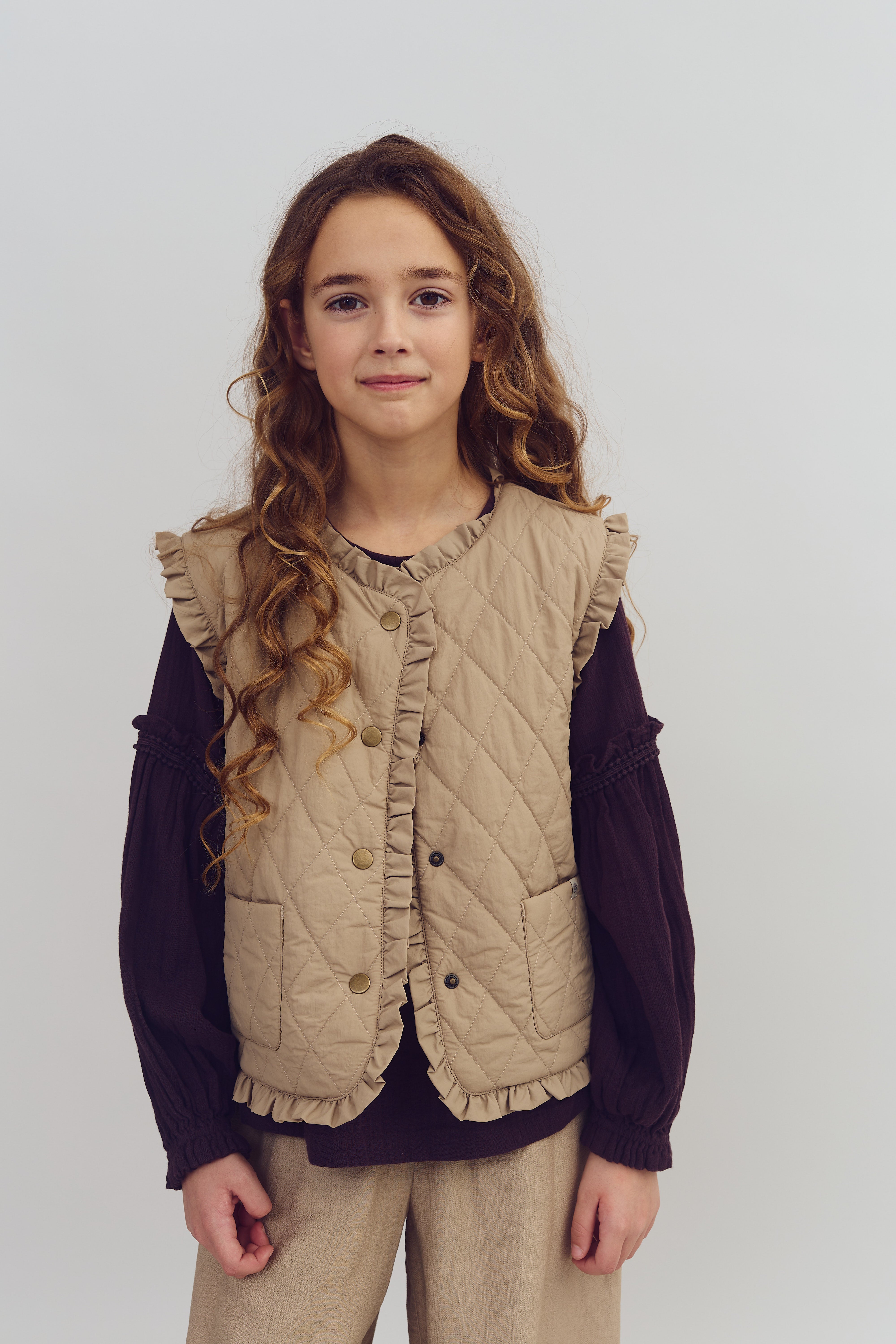 Quilted Gilet w. Frills - Tween - Dark beige