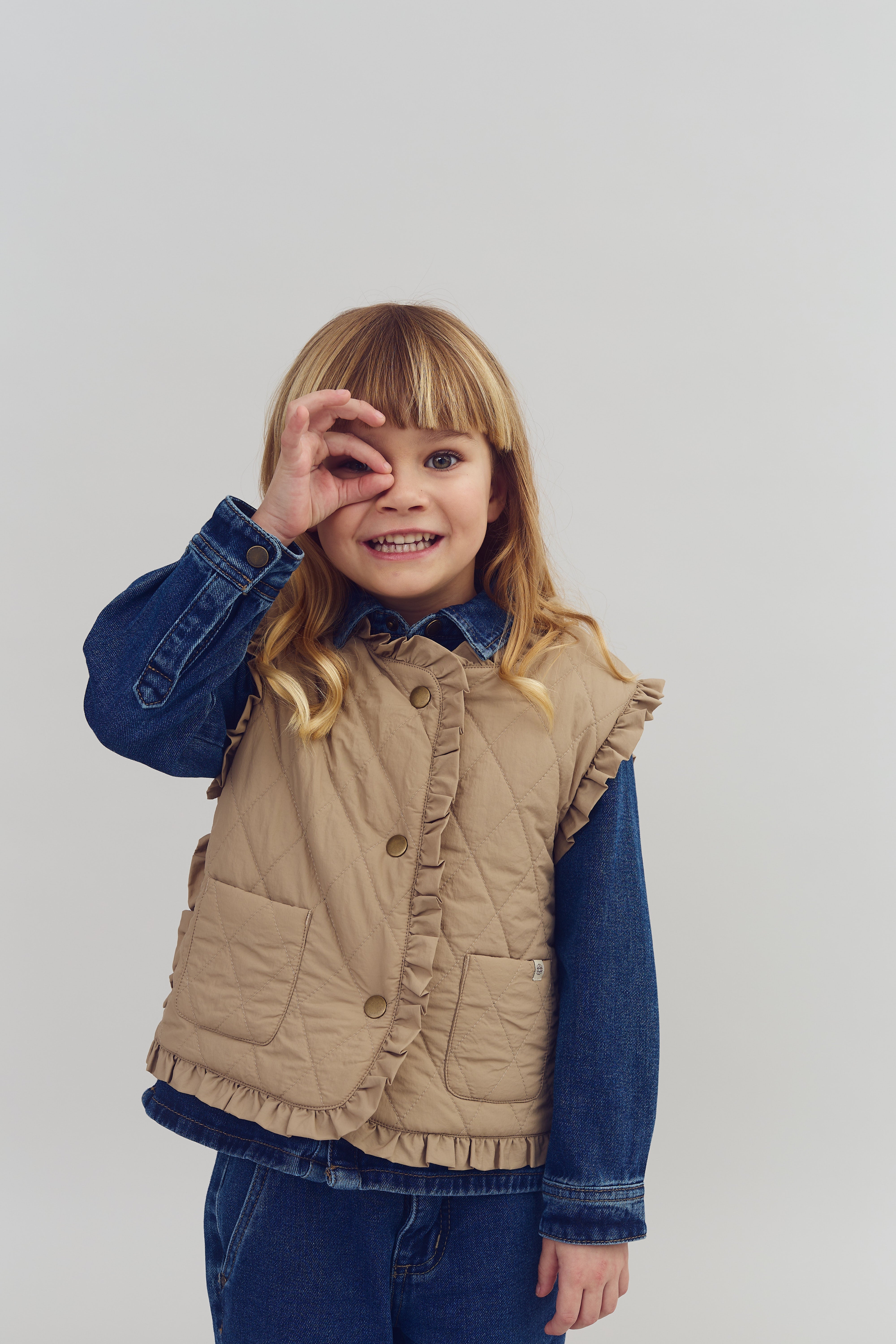 Quilted Gilet w. Frills - Kids - Dark beige